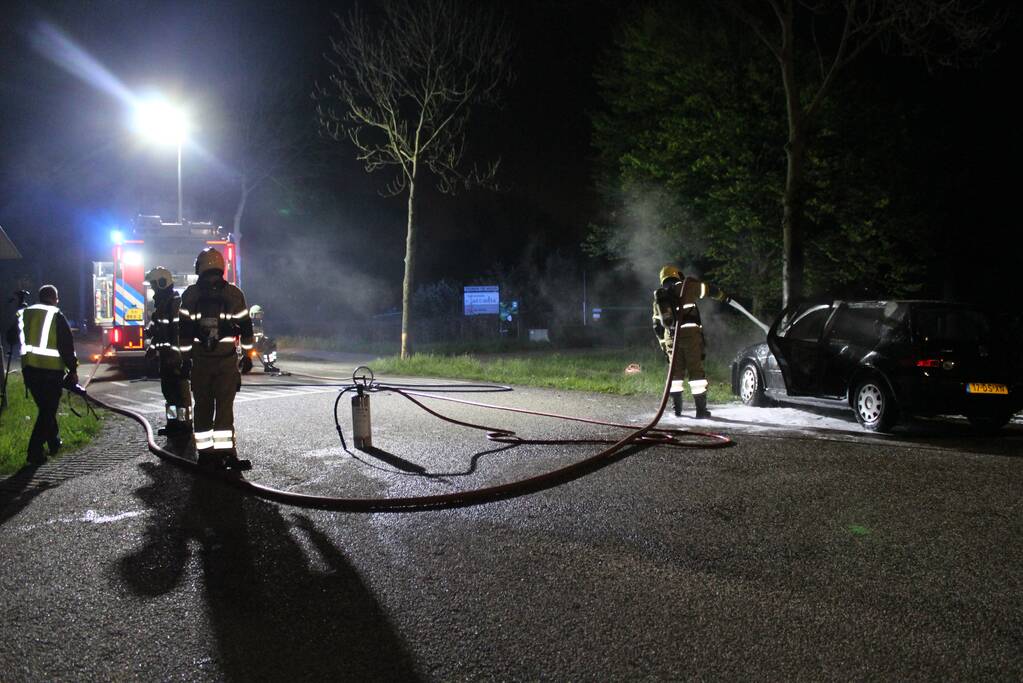 Auto verwoest door brand na botsing tegen boom