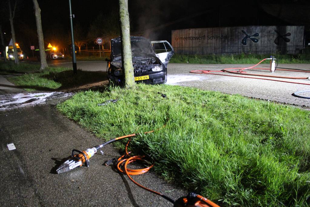 Auto verwoest door brand na botsing tegen boom