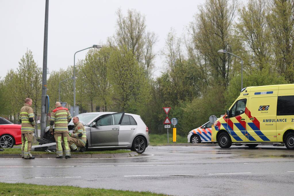 Auto knalt op lantaarnpaal bij verkeersongeval
