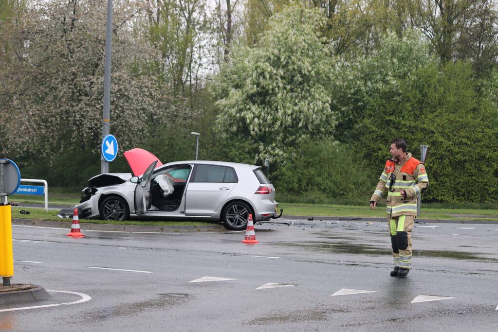 Auto knalt op lantaarnpaal bij verkeersongeval