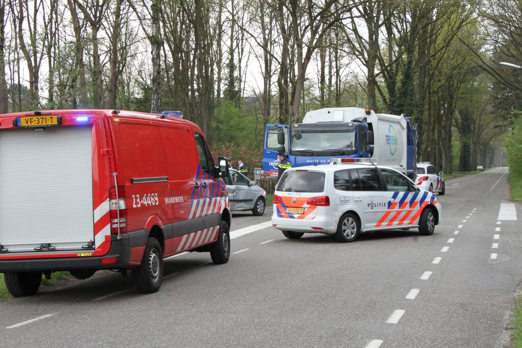 Vuilniswagen en personenauto botsen op kruising