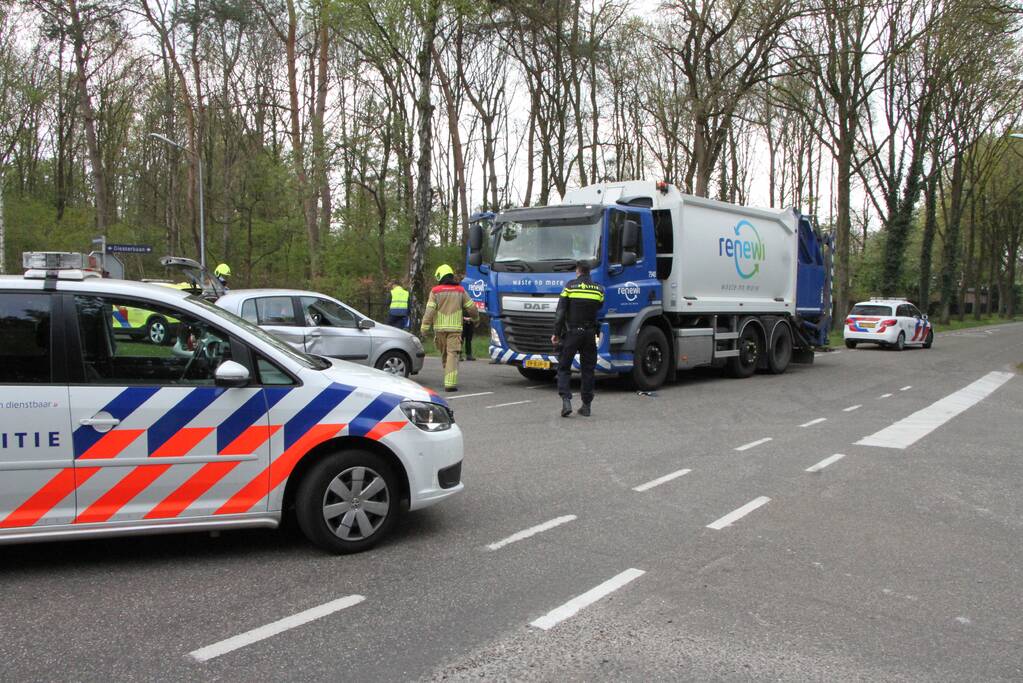 Vuilniswagen en personenauto botsen op kruising