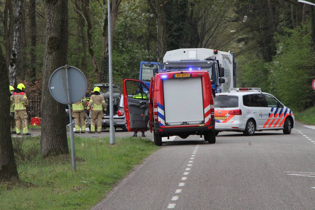 Vuilniswagen en personenauto botsen op kruising