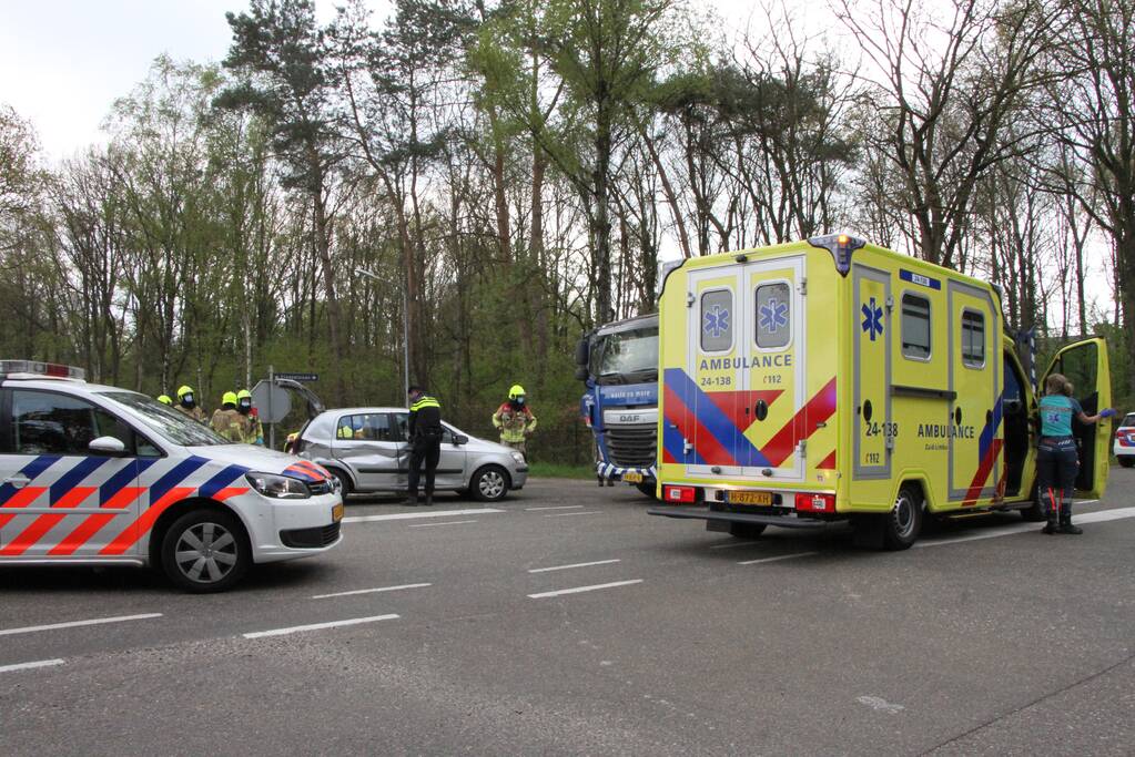 Vuilniswagen en personenauto botsen op kruising
