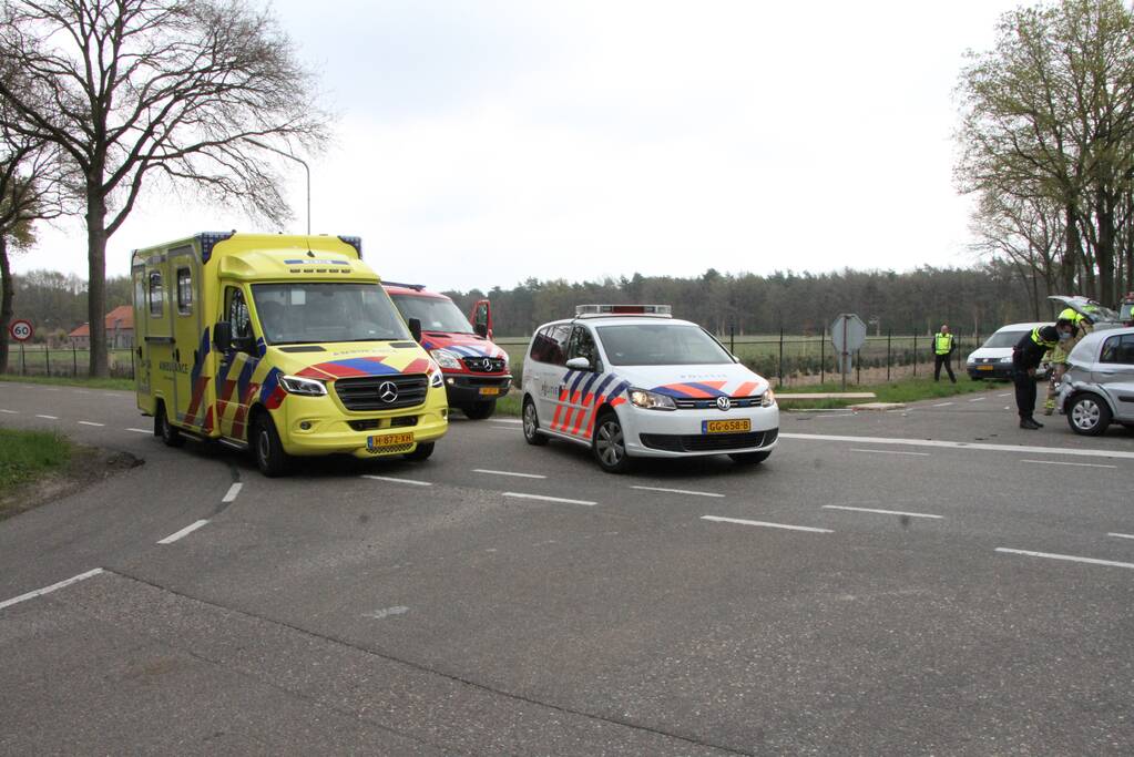 Vuilniswagen en personenauto botsen op kruising
