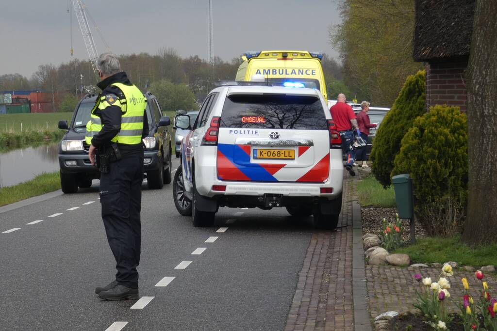 Veel schade bij botsing tussen auto en bestelbus