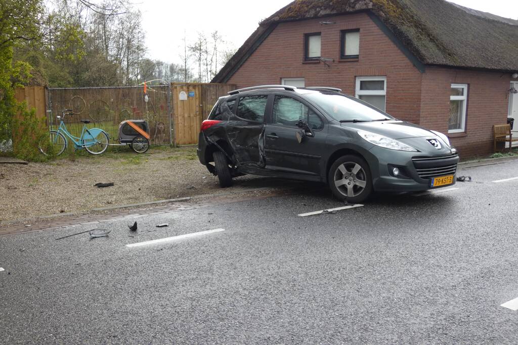 Veel schade bij botsing tussen auto en bestelbus