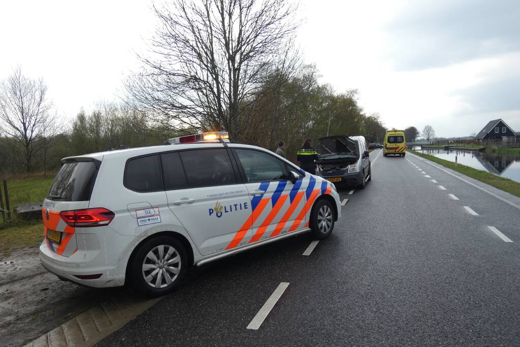 Veel schade bij botsing tussen auto en bestelbus
