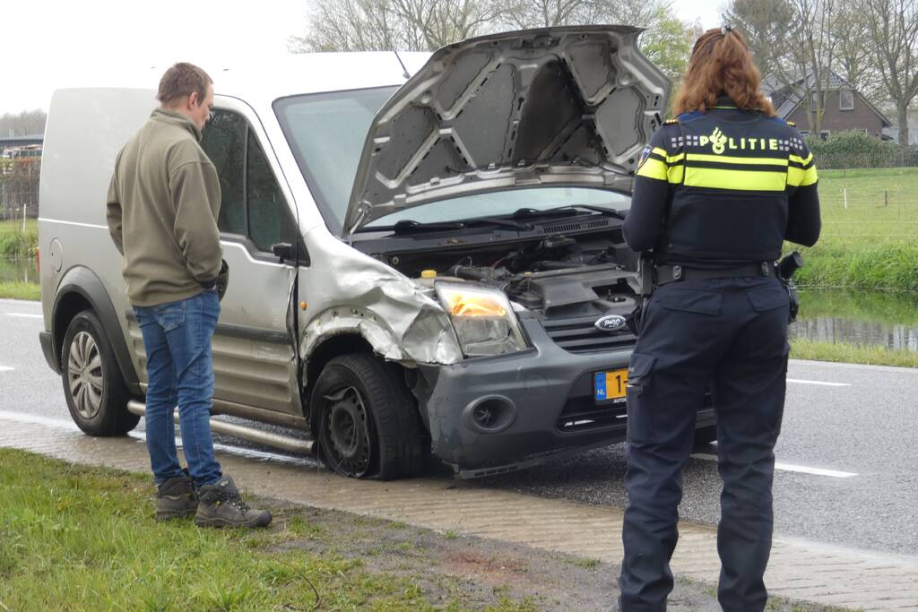 Veel schade bij botsing tussen auto en bestelbus