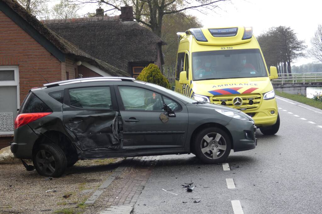 Veel schade bij botsing tussen auto en bestelbus