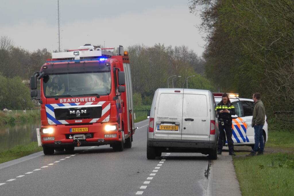 Veel schade bij botsing tussen auto en bestelbus