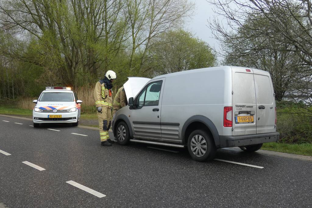 Veel schade bij botsing tussen auto en bestelbus