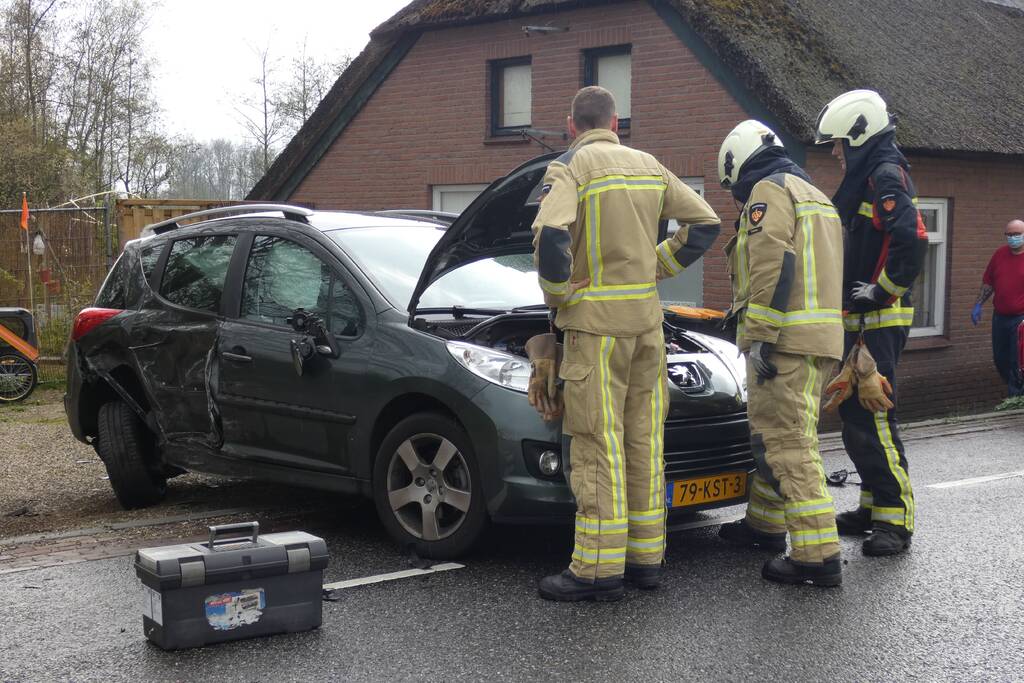 Veel schade bij botsing tussen auto en bestelbus