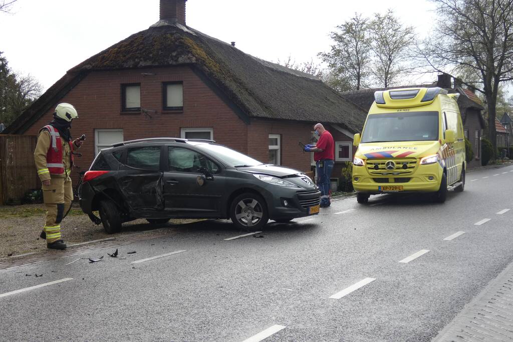 Veel schade bij botsing tussen auto en bestelbus