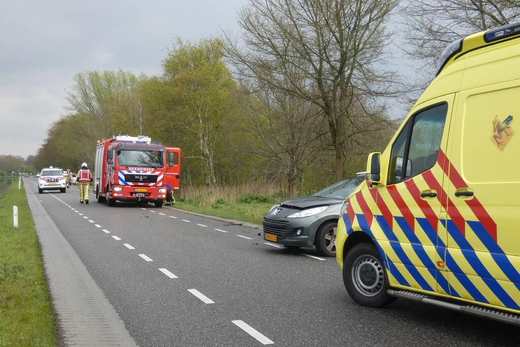 Veel schade bij botsing tussen auto en bestelbus
