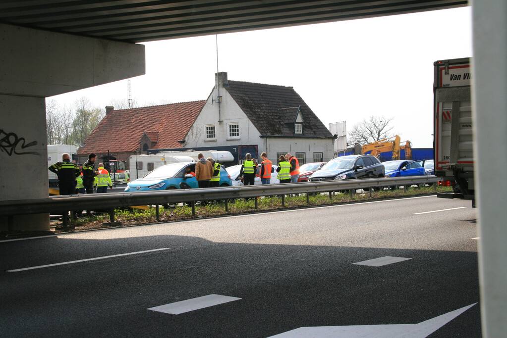 Snelweg afgesloten na verkeersongeval met meerdere voertuigen