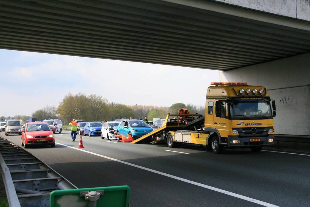 Snelweg afgesloten na verkeersongeval met meerdere voertuigen