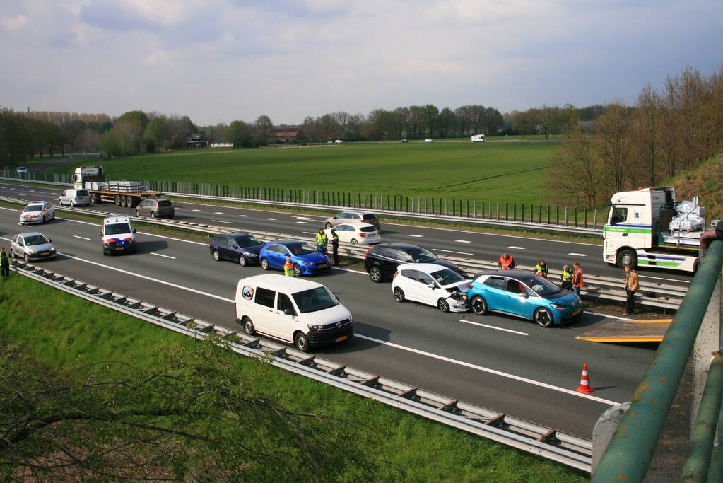 Snelweg afgesloten na verkeersongeval met meerdere voertuigen