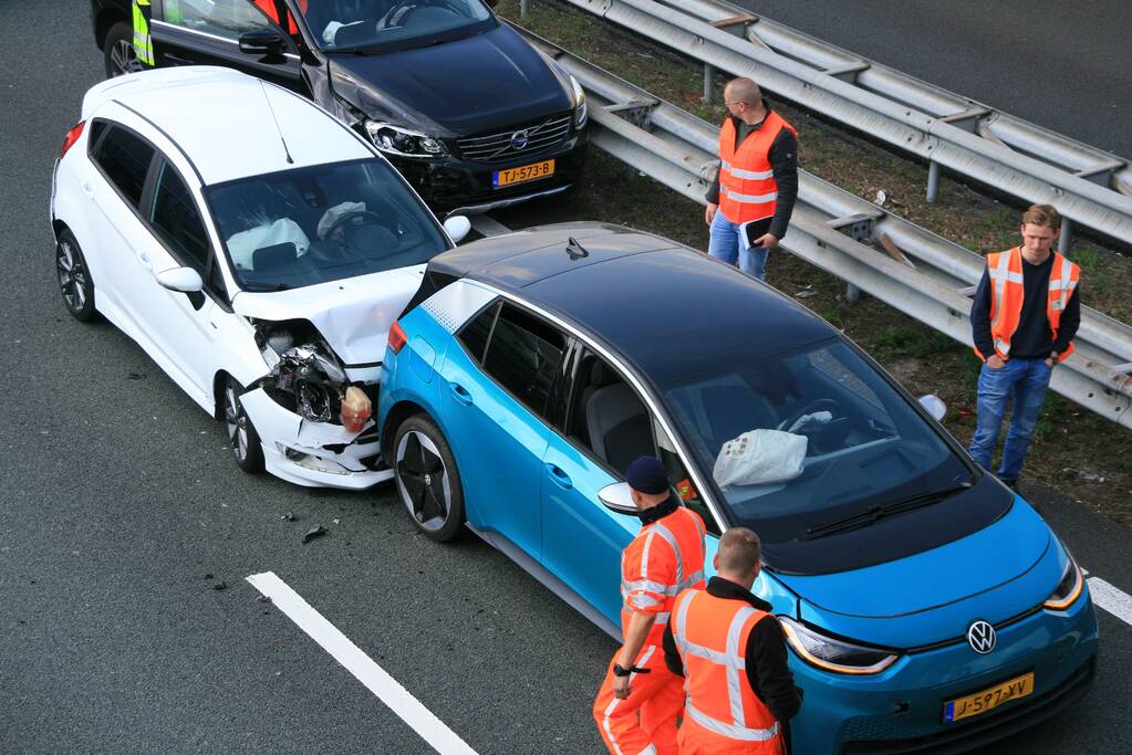 Snelweg afgesloten na verkeersongeval met meerdere voertuigen