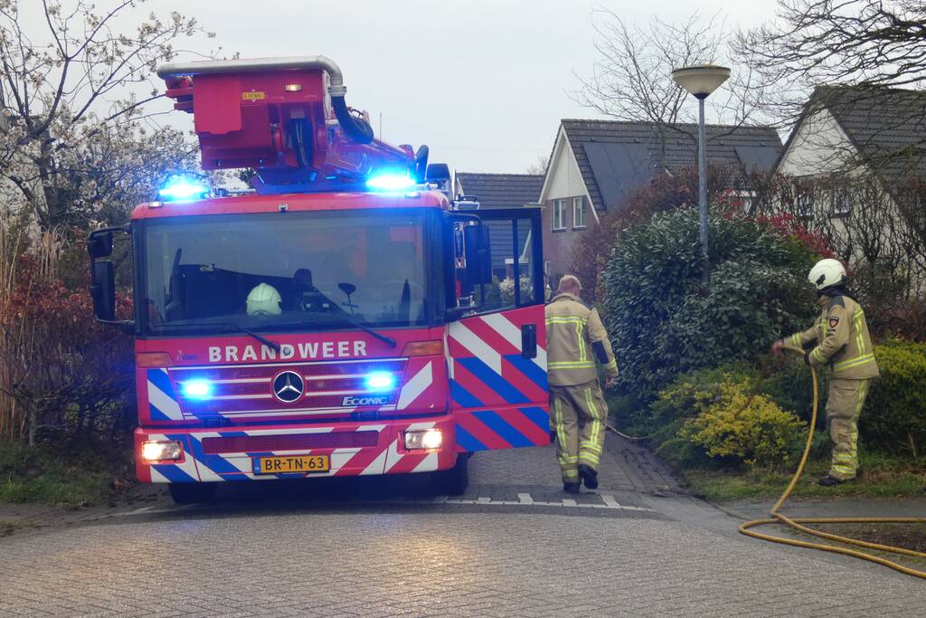 Brand in schoorsteen van woning