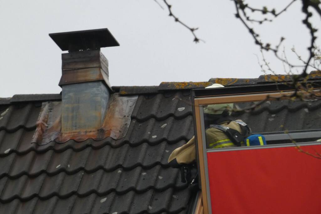 Brand in schoorsteen van woning