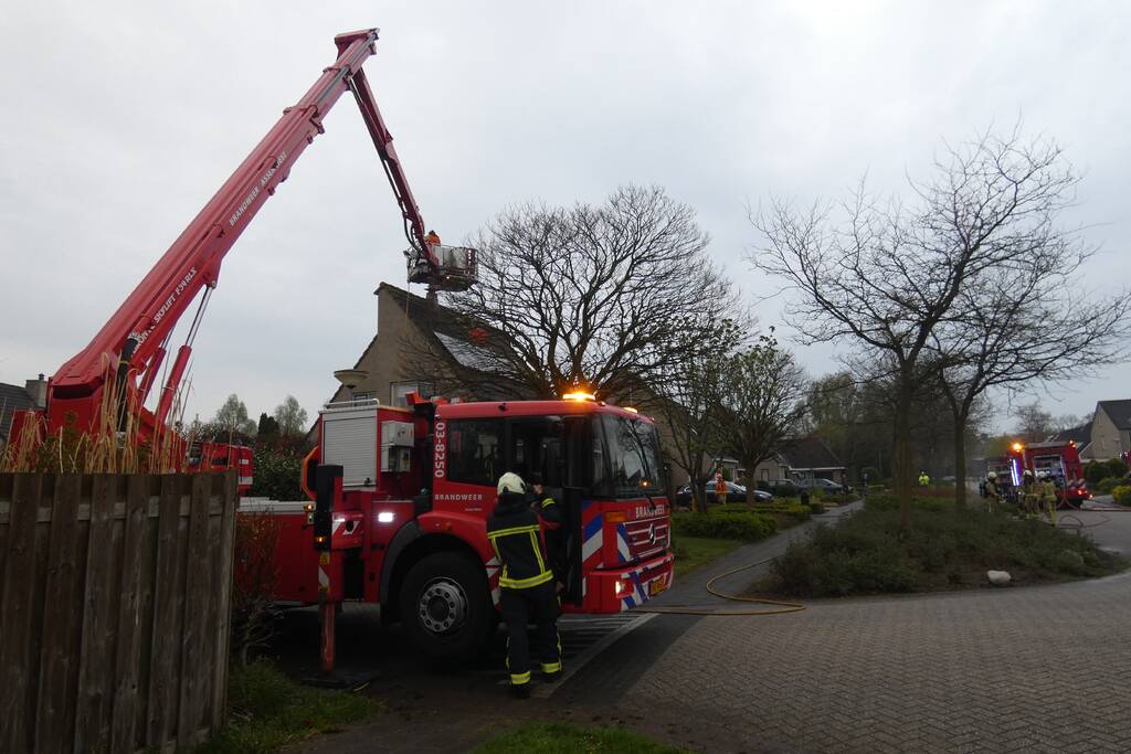 Brand in schoorsteen van woning