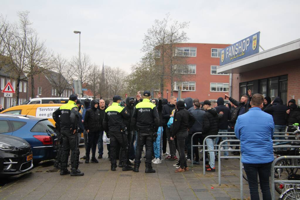 Veel supporters en vuurwerk bij voetbalstadion Cambuur