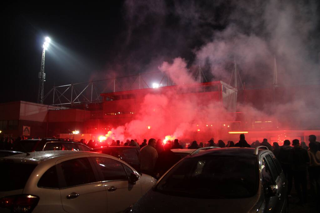 Veel supporters en vuurwerk bij voetbalstadion Cambuur