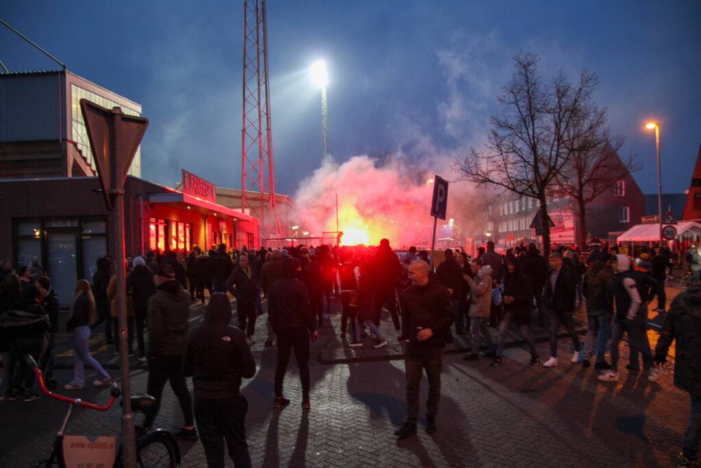 Veel supporters en vuurwerk bij voetbalstadion Cambuur