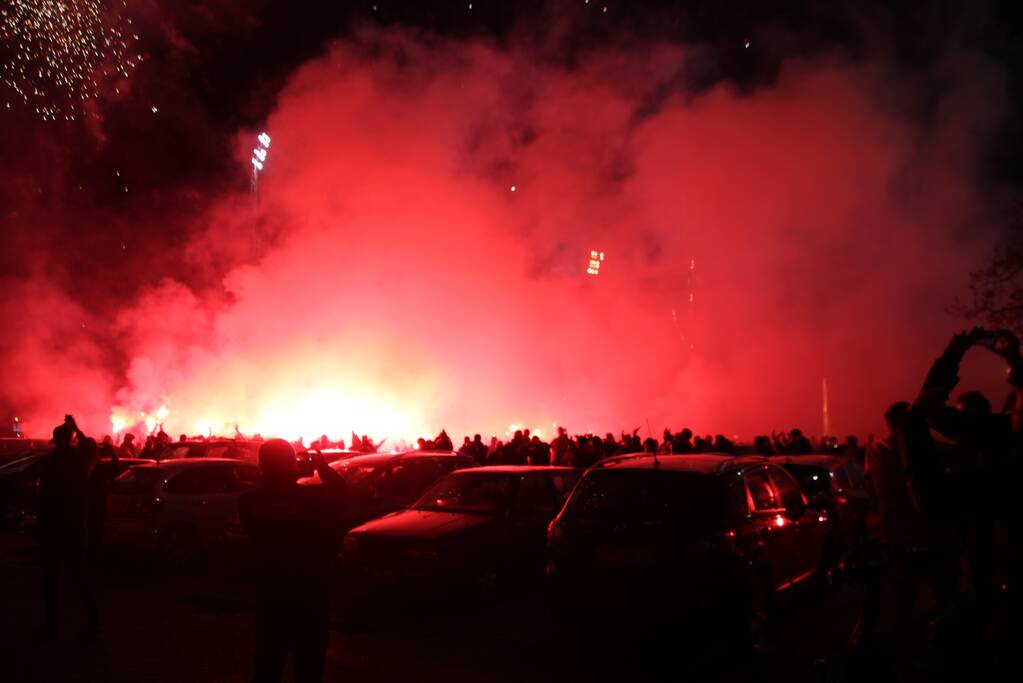 Veel supporters en vuurwerk bij voetbalstadion Cambuur