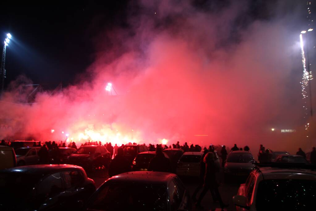 Veel supporters en vuurwerk bij voetbalstadion Cambuur