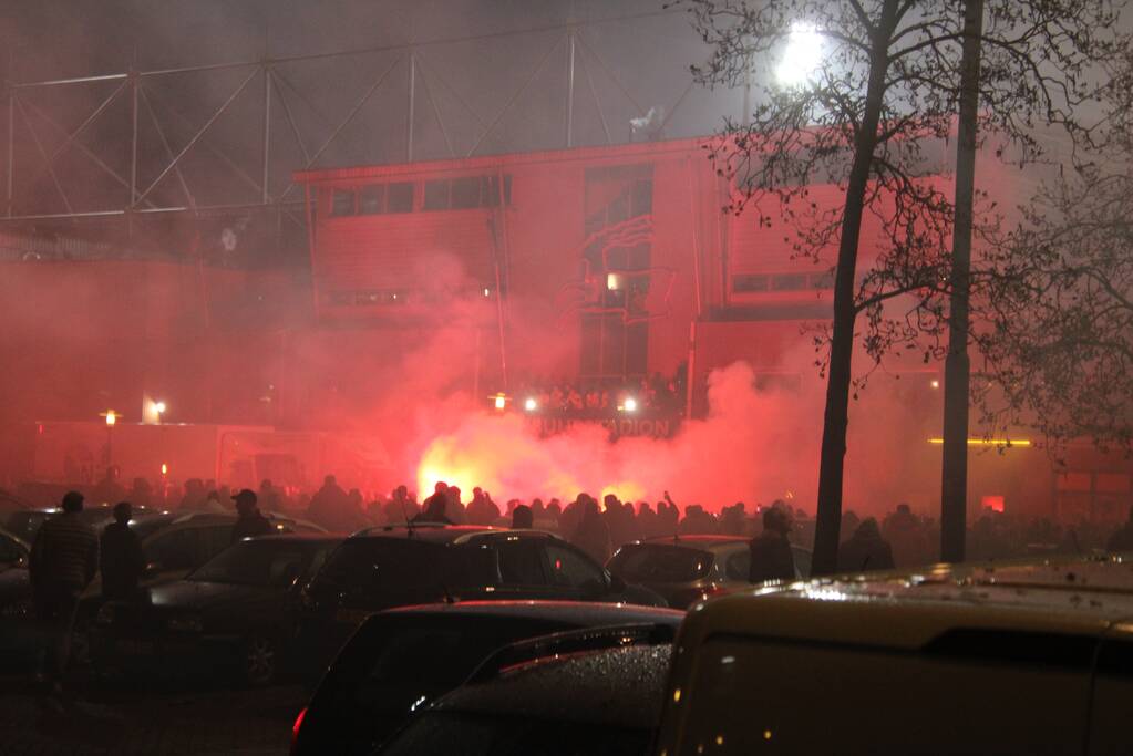 Veel supporters en vuurwerk bij voetbalstadion Cambuur