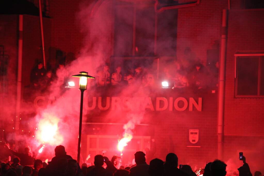 Veel supporters en vuurwerk bij voetbalstadion Cambuur
