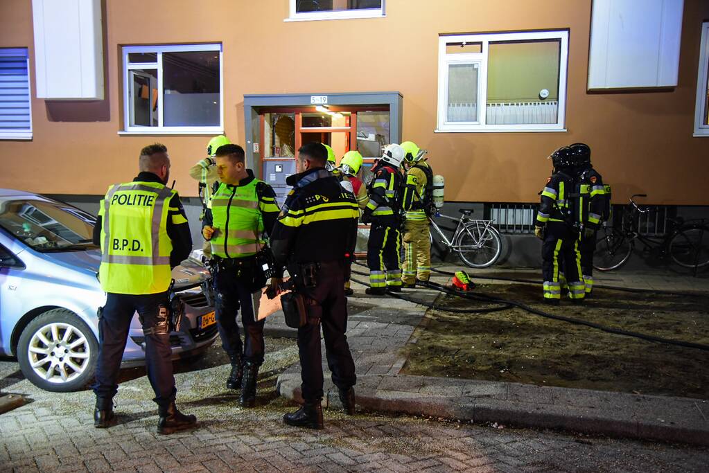 Brand in portiekflat na ontploffing