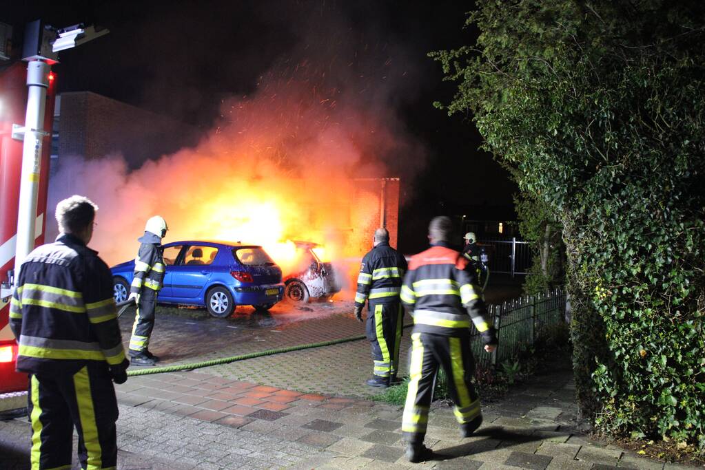 Geparkeerde auto verwoest door brand