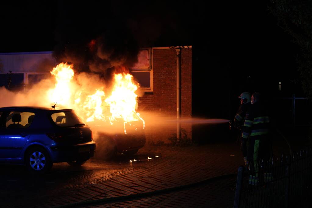 Geparkeerde auto verwoest door brand