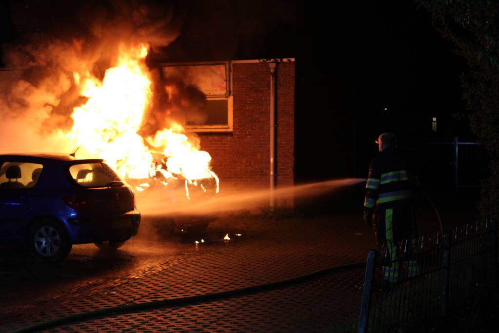 Geparkeerde auto verwoest door brand