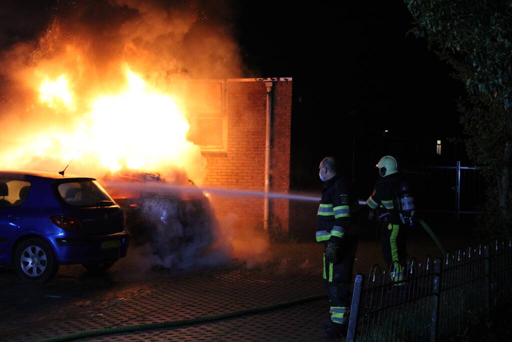 Geparkeerde auto verwoest door brand