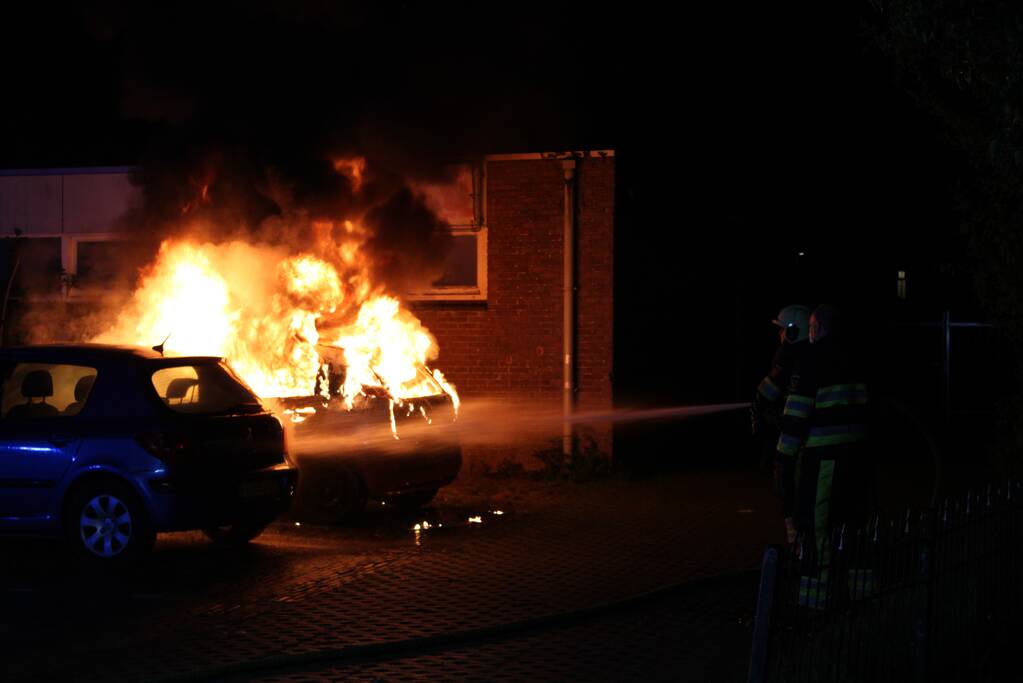 Geparkeerde auto verwoest door brand