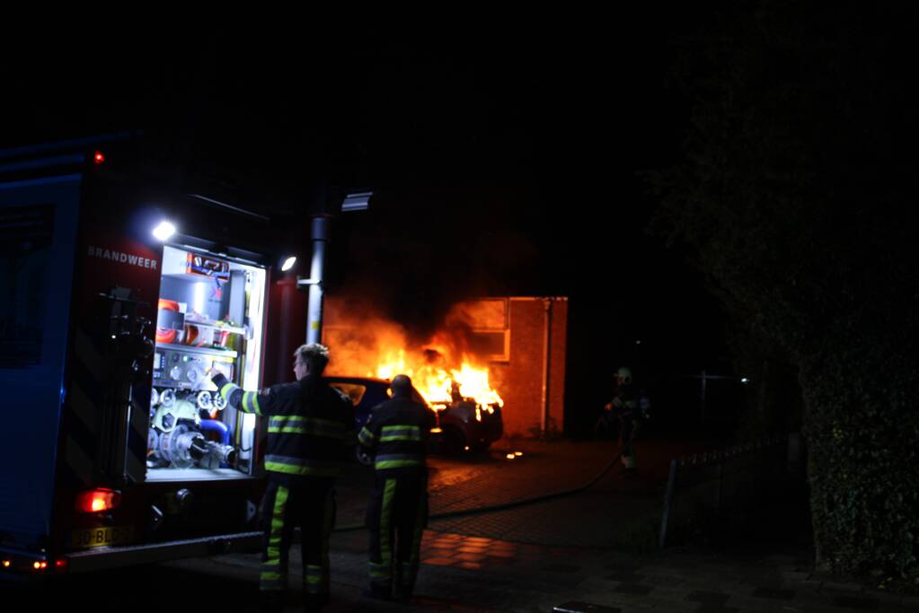 Geparkeerde auto verwoest door brand