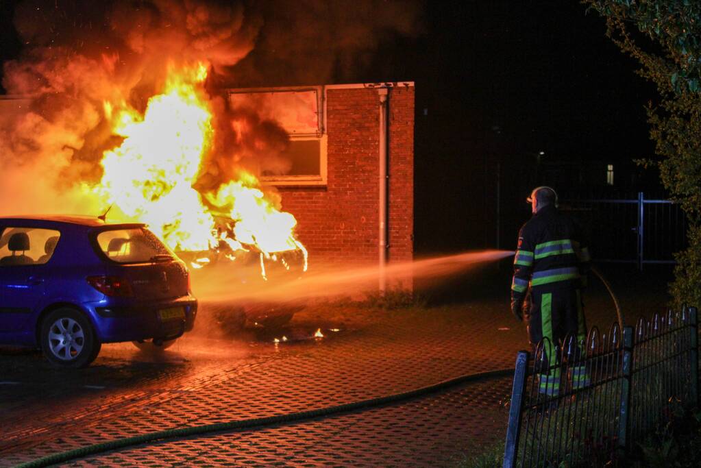 Geparkeerde auto verwoest door brand