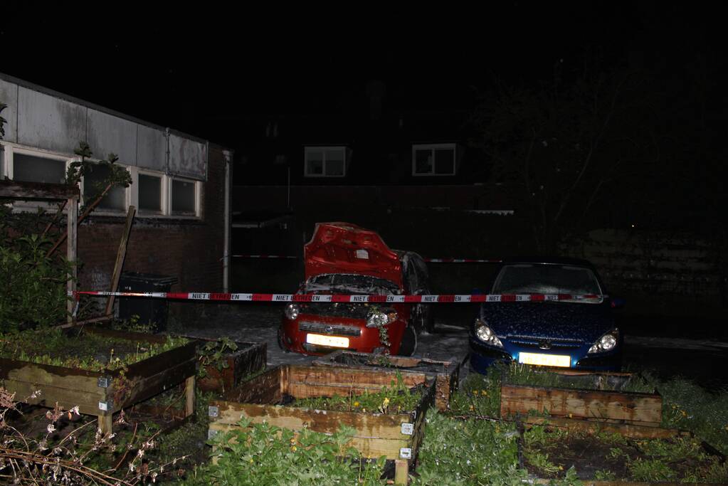 Geparkeerde auto verwoest door brand