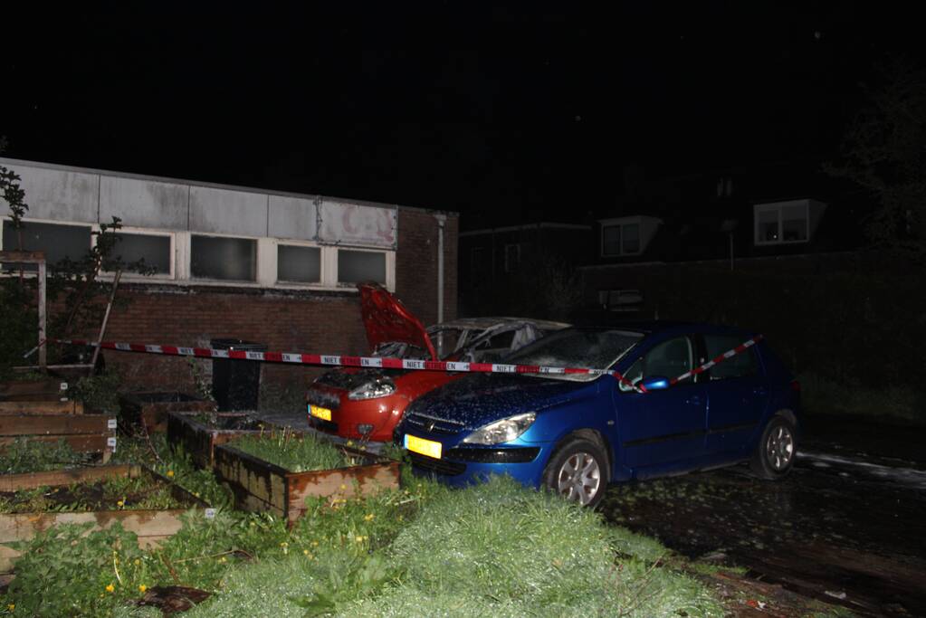 Geparkeerde auto verwoest door brand