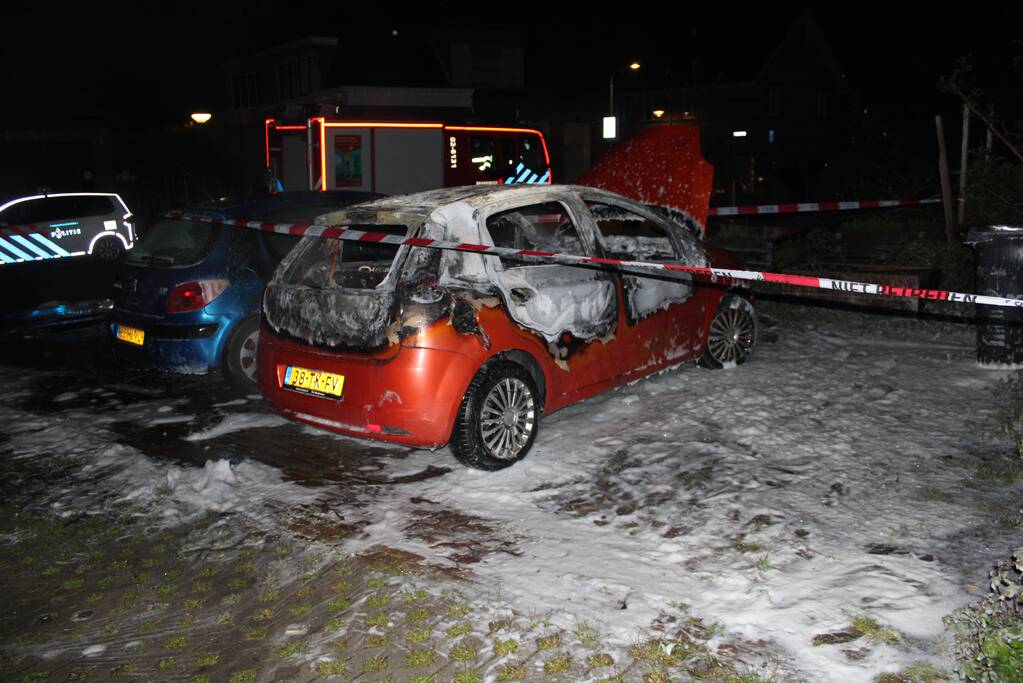 Geparkeerde auto verwoest door brand