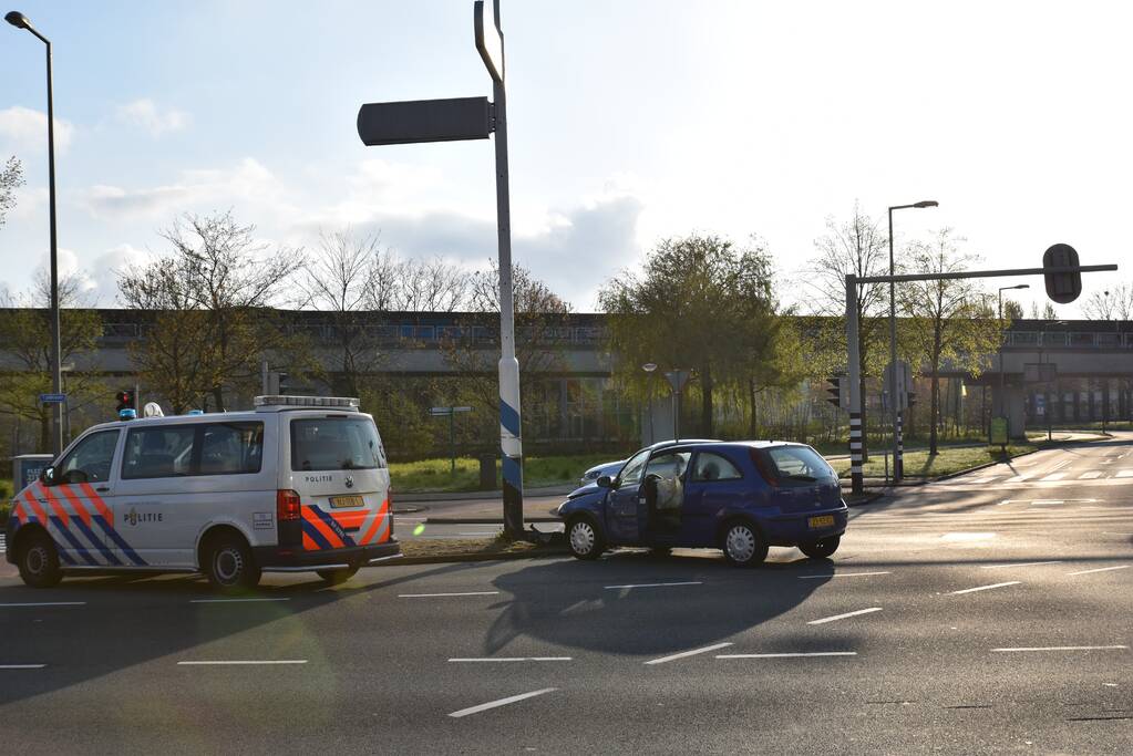 Auto klapt vol op ANWB paal en is total-loss