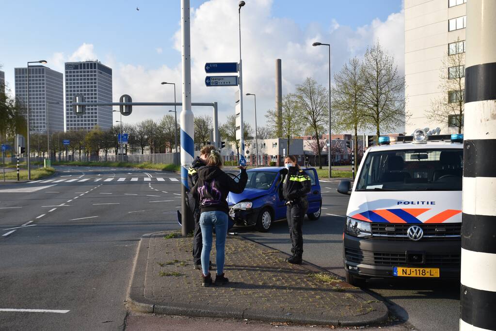 Auto klapt vol op ANWB paal en is total-loss