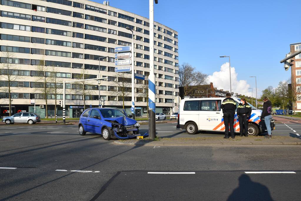 Auto klapt vol op ANWB paal en is total-loss