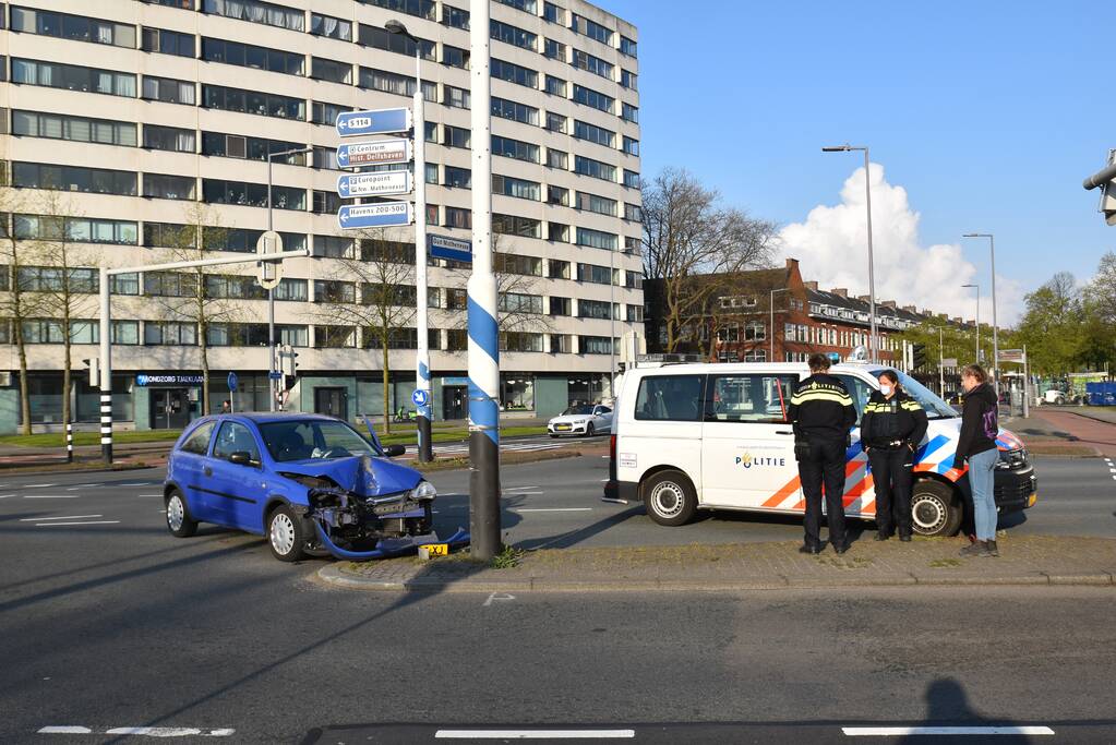 Auto klapt vol op ANWB paal en is total-loss