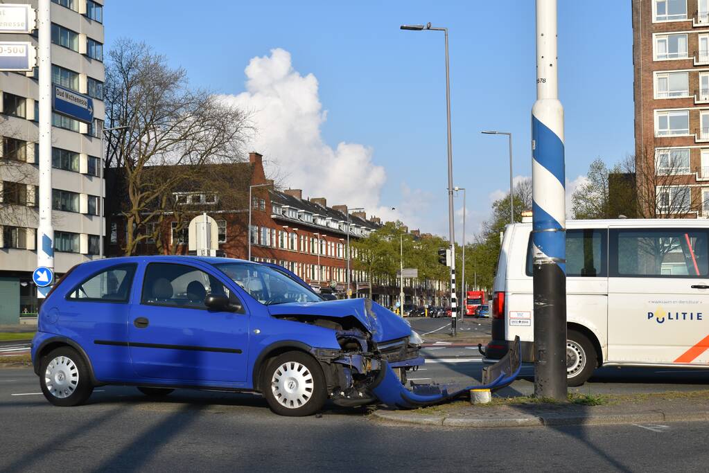 Auto klapt vol op ANWB paal en is total-loss
