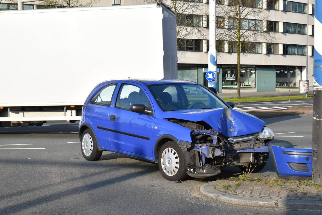 Auto klapt vol op ANWB paal en is total-loss